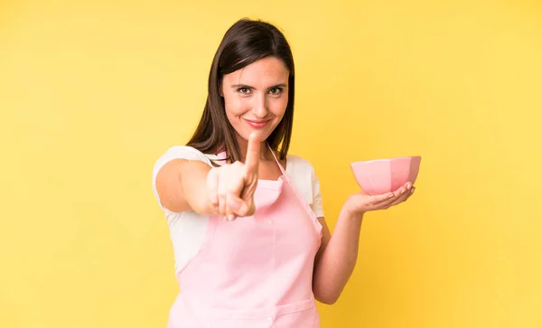 Jonge Volwassen Mooie Vrouw Glimlacht Trots Vol Vertrouwen Maken Nummer — Stockfoto