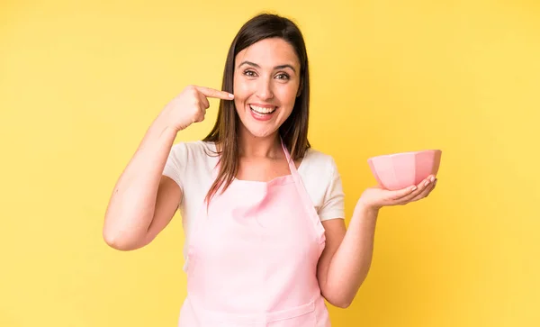 Joven Adulto Bonita Mujer Sonriendo Con Confianza Señalando Propia Sonrisa — Foto de Stock