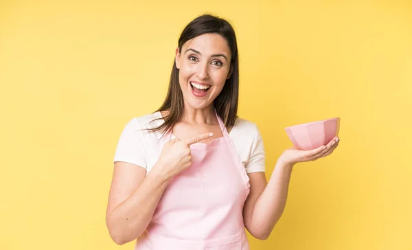 Young Adult Pretty Woman Looking Excited Surprised Pointing Side Cooking — Stock Photo, Image