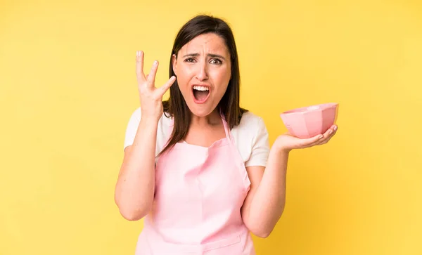 Jonge Volwassen Mooie Vrouw Kijkt Wanhopig Gefrustreerd Gestrest Koken Thuis — Stockfoto