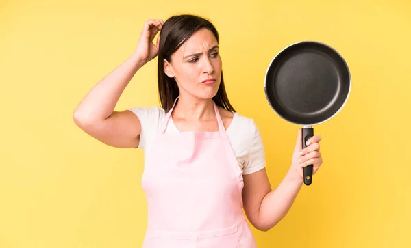 Jovem Adulto Bonita Mulher Sentindo Confuso Confuso Coçando Cabeça Cozinhar — Fotografia de Stock