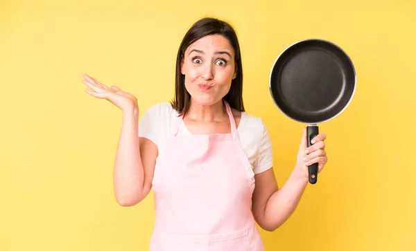 Jovem Adulto Bonita Mulher Sentindo Intrigado Confuso Duvidoso Cozinhar Casa — Fotografia de Stock
