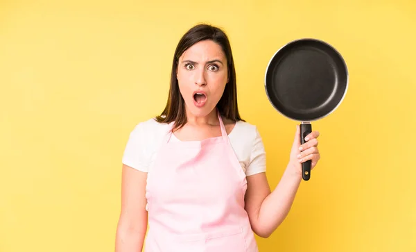 Young Adult Pretty Woman Looking Very Shocked Surprised Cooking Home — Stockfoto