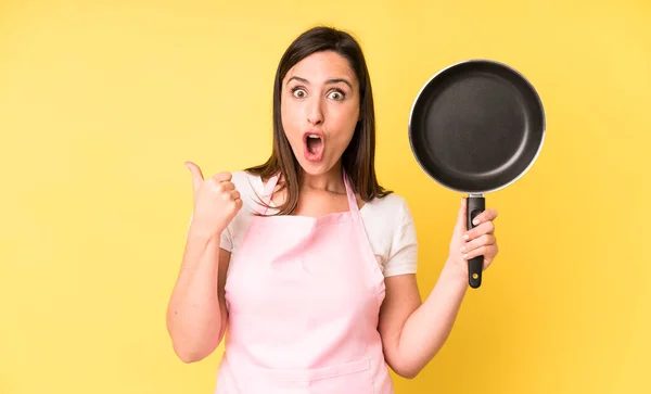Young Adult Pretty Woman Looking Astonished Disbelief Cooking Home Chef — Stockfoto