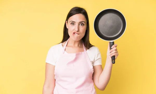 Jovem Mulher Bonita Adulto Olhando Confuso Confuso Cozinhar Casa Conceito — Fotografia de Stock