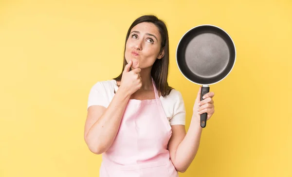 Ung Vuxen Vacker Kvinna Tänker Känner Sig Tveksam Och Förvirrad — Stockfoto