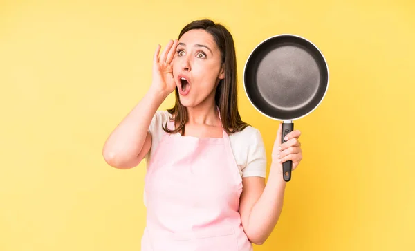 Giovane Donna Adulta Bella Sensazione Felice Eccitato Sorpreso Cucina Casa — Foto Stock