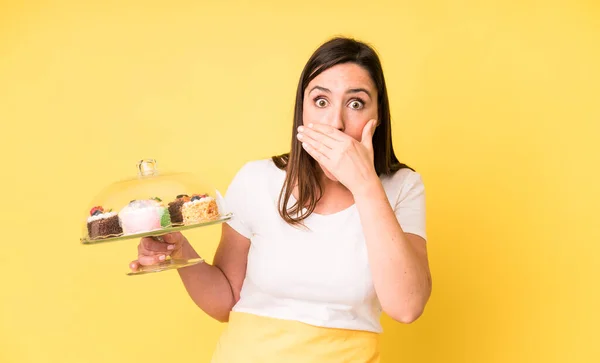 Young Adult Pretty Woman Covering Mouth Hands Shocked Homemade Cakes — Stock Photo, Image
