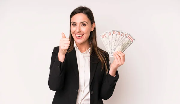 年轻的漂亮女人感到自豪 微笑着竖起大拇指 商业和美元钞票概念 — 图库照片