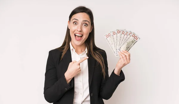 Joven Adulto Bonita Mujer Mirando Emocionado Sorprendido Señalando Lado Concepto — Foto de Stock