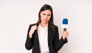 Genç ve güzel bir kadın kibirli, başarılı, pozitif ve gururlu görünüyor. Bir mikrofon konseptine sahip sunucu