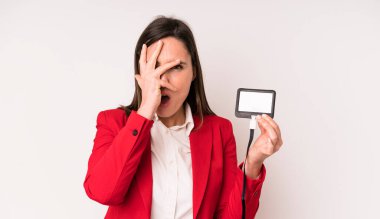 Genç ve güzel bir kadın şok olmuş, korkmuş ya da korkmuş görünüyor. VIP geçiş kartı konsepti