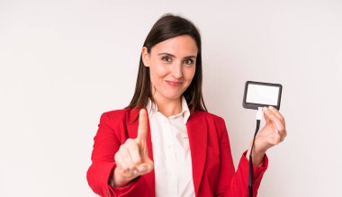 Genç ve güzel bir kadın gururla gülümsüyor ve kendinden emin bir numara oluyor. VIP geçiş kartı konsepti