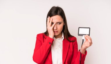 Genç ve güzel bir kadın bıkkın, yorgun ve uykulu hissediyor. VIP geçiş kartı konsepti