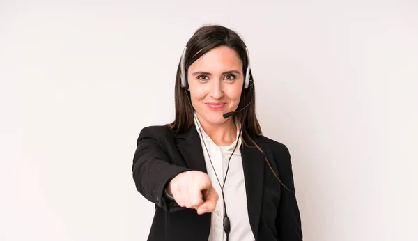 Junge Erwachsene Hübsche Frau Die Auf Die Kamera Zeigt Und — Stockfoto