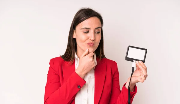 Ung Vuxen Vacker Kvinna Ler Med Ett Lyckligt Självsäkert Uttryck — Stockfoto