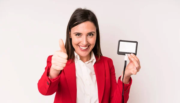 Jovem Mulher Bonita Adulto Sentindo Orgulhoso Sorrindo Positivamente Com Polegares — Fotografia de Stock