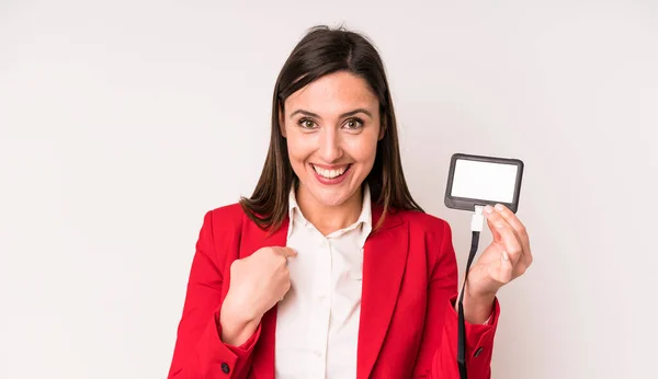 Jonge Volwassen Mooie Vrouw Voelt Zich Gelukkig Wijzend Naar Zichzelf — Stockfoto