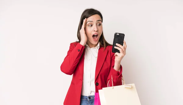 若い大人のきれいな女性は幸せ 興奮と驚きを感じている ショッピングバッグのコンセプト — ストック写真