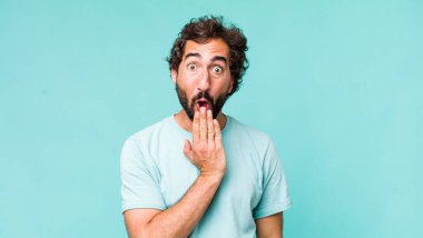 Genç, İspanyol asıllı, çılgın bir adam. Kopya boşluğuyla duygularını ifade ediyor.