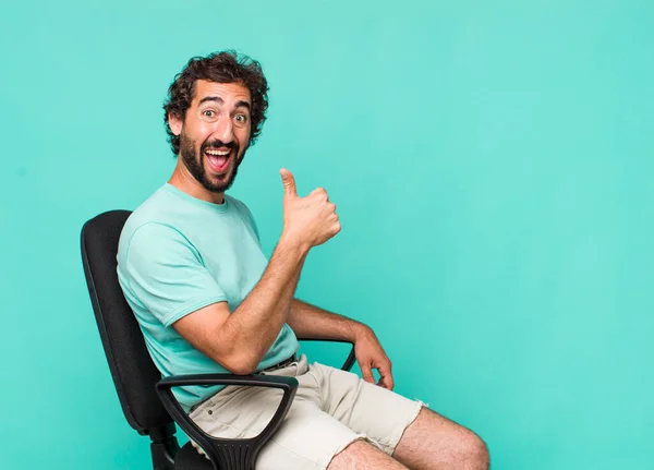 Jovem Adulto Hispânico Louco Homem Sentado Uma Cadeira — Fotografia de Stock