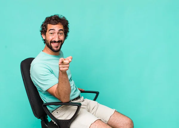Jovem Adulto Hispânico Louco Homem Sentado Uma Cadeira — Fotografia de Stock