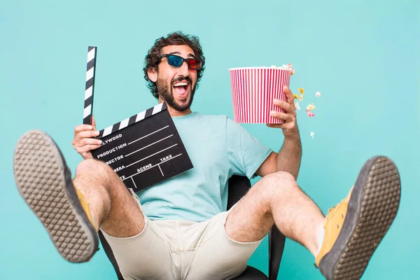 Ung Vuxen Latinamerikansk Galning Biografklappare Och Popcorn Filmkoncept — Stockfoto