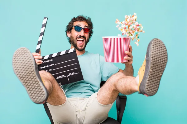 Giovane Uomo Pazzo Ispanico Adulto Applausi Cinematografici Pop Corn Concetto — Foto Stock