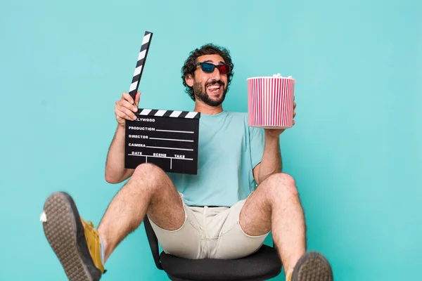 Ung Vuxen Latinamerikansk Galning Biografklappare Och Popcorn Filmkoncept — Stockfoto