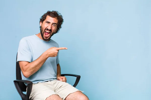 Jovem Adulto Hispânico Louco Homem Sentado Uma Cadeira Conceito Espaço — Fotografia de Stock