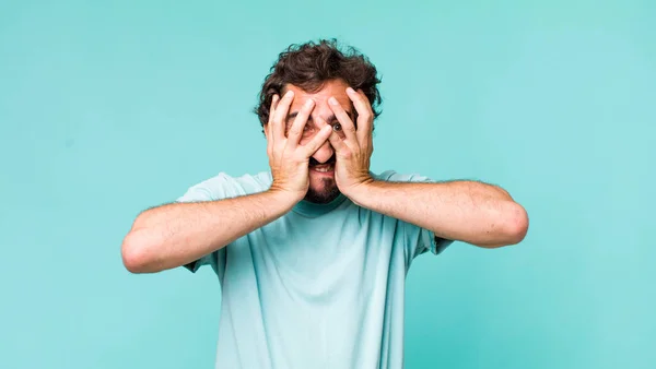 Jovem Adulto Hispânico Louco Homem Expressando Uma Emoção Com Espaço — Fotografia de Stock