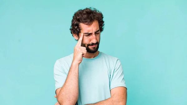 Jong Volwassen Latino Gek Man Uiten Van Een Emotie Met — Stockfoto