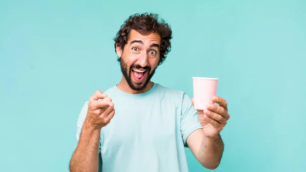 Jovem Adulto Hispânico Louco Homem Com Café Xícara Papel — Fotografia de Stock