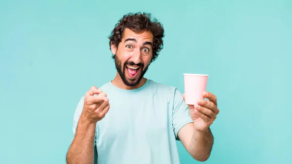 Jeune Adulte Hispanique Fou Homme Avec Une Tasse Papier Café — Photo