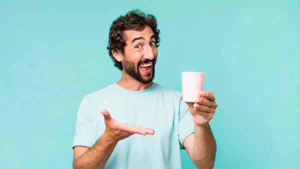 Jong Volwassen Latino Gek Man Met Een Papieren Kopje Koffie — Stockfoto