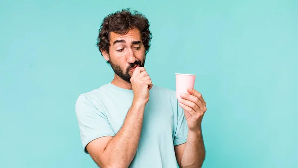 Jeune Adulte Hispanique Fou Homme Avec Une Tasse Papier Café — Photo