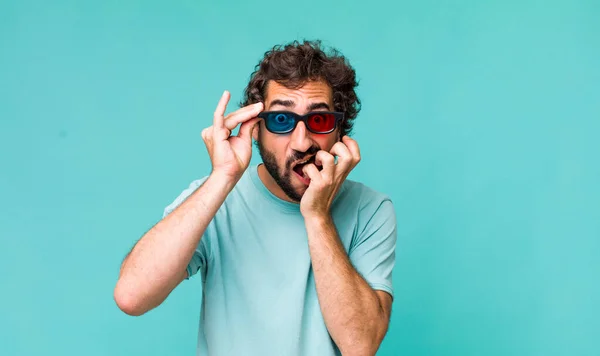 Junge Erwachsene Hispanische Verrückte Mann Mit Kino Brille — Stockfoto