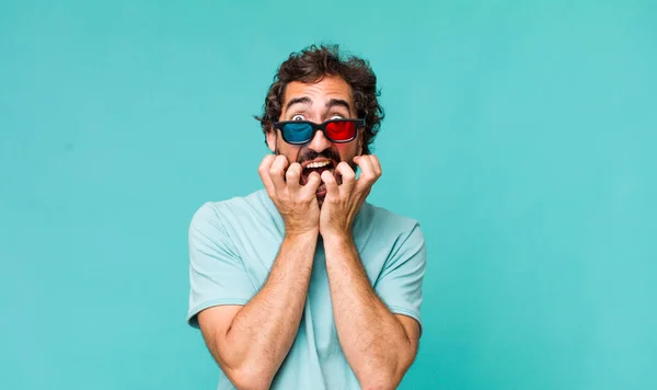 Jovem Adulto Hispânico Louco Homem Com Óculos Cinema — Fotografia de Stock