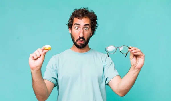 Junger Erwachsener Hispanischer Verrückter Der Sich Zwischen Brille Oder Kontaktlinse — Stockfoto