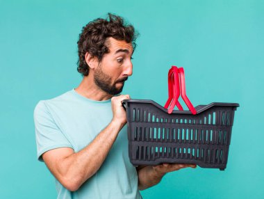 Genç, Latin, deli bir adam. boş alışveriş sepeti kavramı