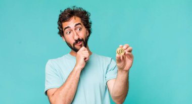 Bitcoin parası olan genç, Latin asıllı deli bir adam.