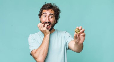 Bitcoin parası olan genç, Latin asıllı deli bir adam.
