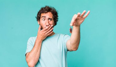 Genç, İspanyol asıllı, hamamböceği olan çılgın adam.