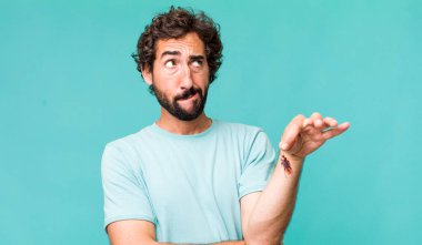 Genç, İspanyol asıllı, hamamböceği olan çılgın adam.