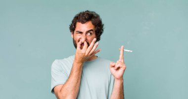 Genç, İspanyol asıllı, sigaralı deli bir adam.