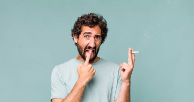 Genç, İspanyol asıllı, sigaralı deli bir adam.