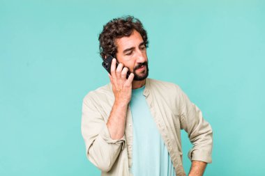 Genç, İspanyol asıllı, deli bir adam telefonunu kullanıyor.