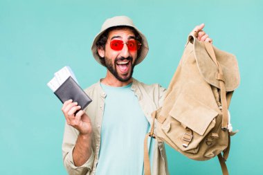 Genç, Latin, deli bir adam. Turist ya da seyahat kavramı