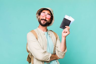 Genç, Latin, deli bir adam. Turist ya da seyahat kavramı