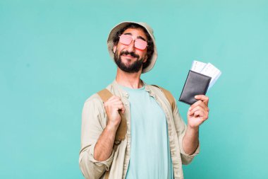 Genç, Latin, deli bir adam. Turist ya da seyahat kavramı
